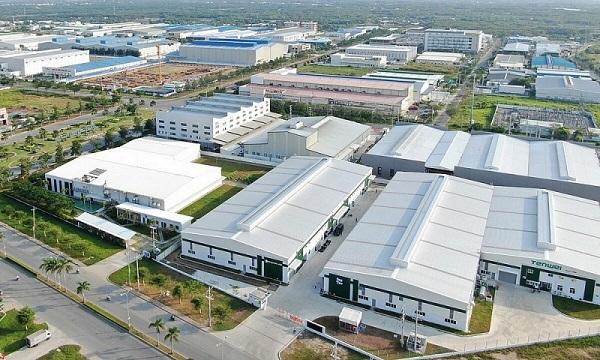 Kiến trúc sư đang xem xét bản vẽ tích hợp cửa ngăn cháy vào dự án xây dựng lớn, đảm bảo an toàn